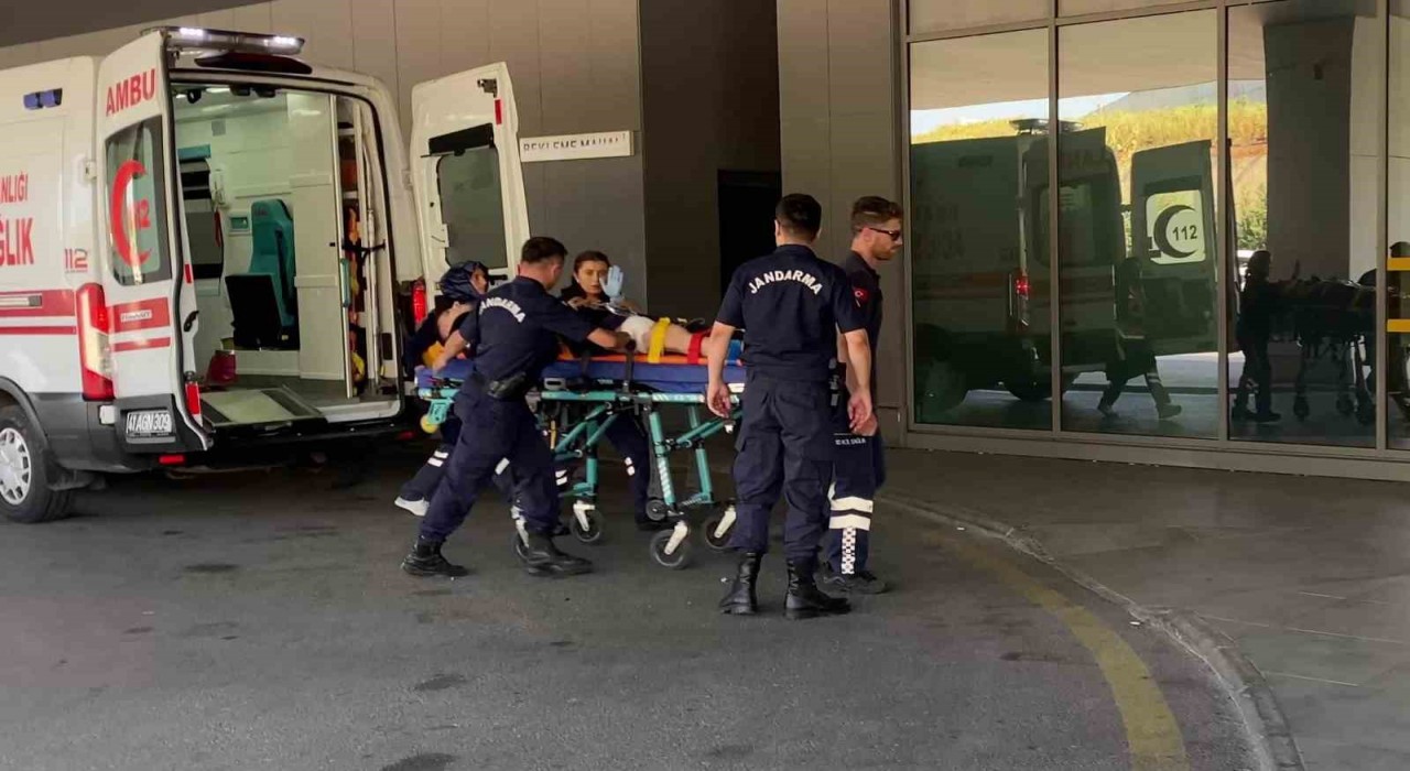 Jandarma personeli meslektaşı tarafından kazara bacağından vuruldu