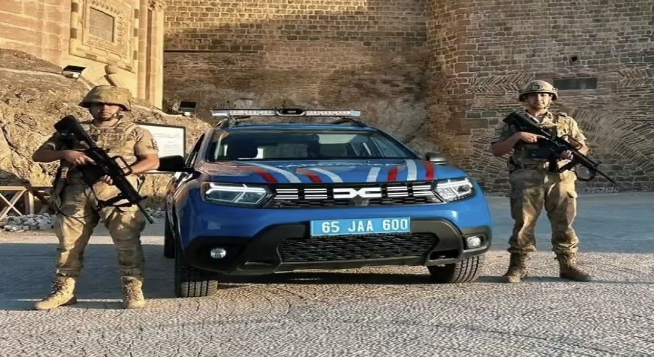 Jandarma tarihi Hoşap Kalesinde devriyede