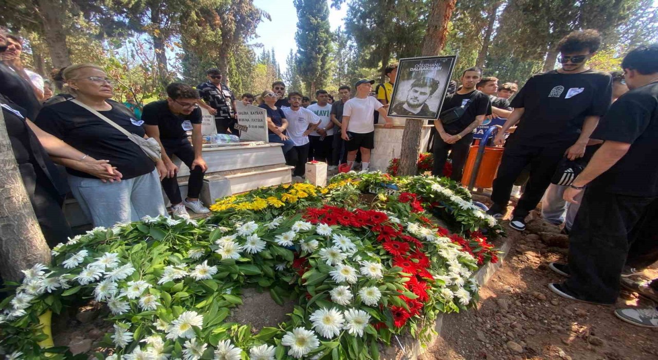 ‘Jrokez lakaplı yayıncı Oğuzhan Dalgakıran toprağa verildi
