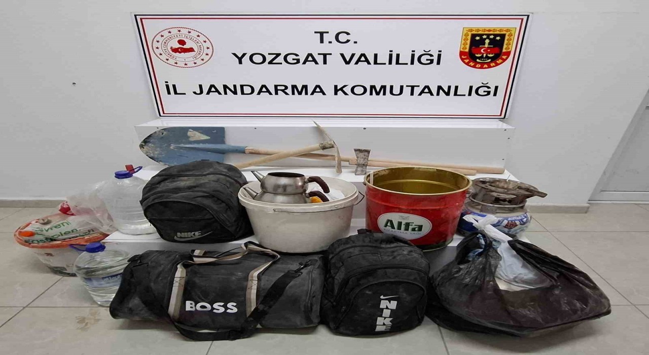 Kaçak kazı yapan definecilere suçüstü