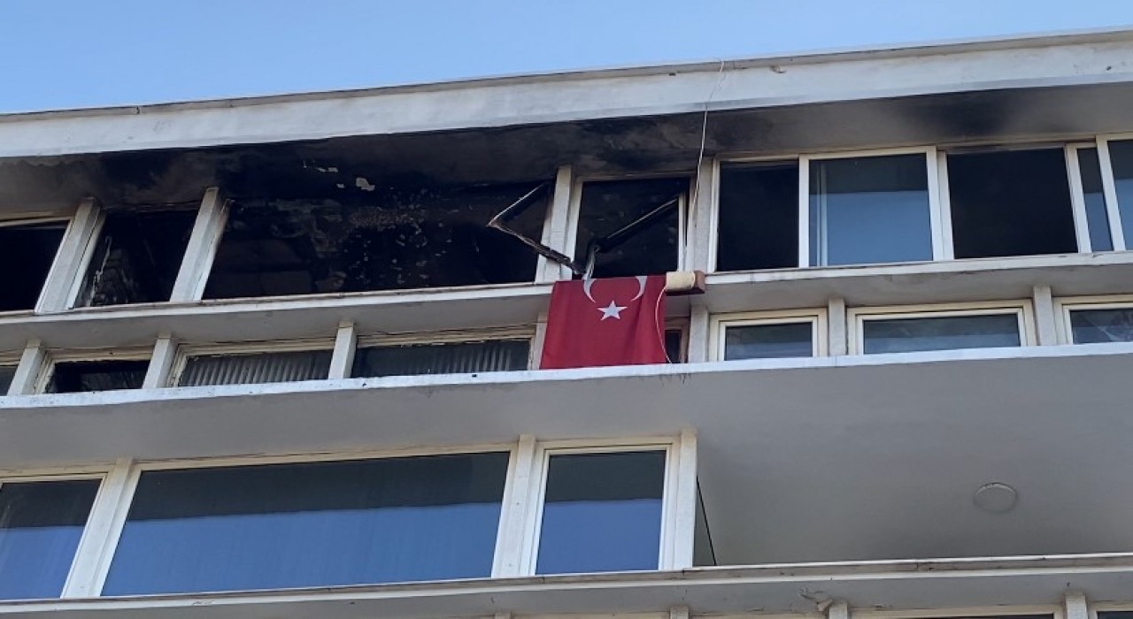 Kadıköyde apartman dairesi alev alev yandı
