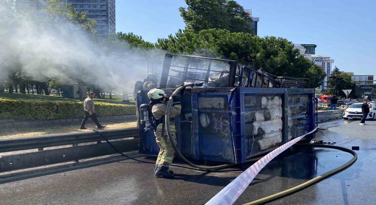 Kadıköyde hurda yüklü kamyonun dorsesi alev alev yandı
