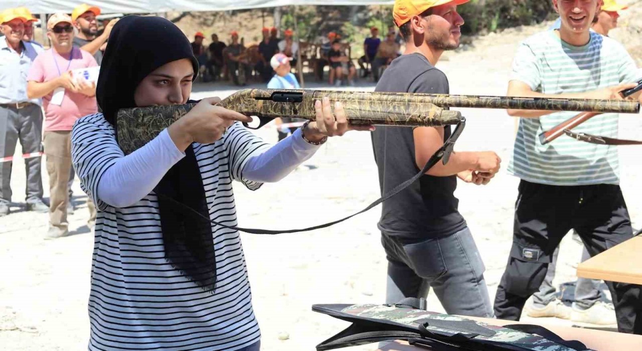 Kadın atacı erkeklere taş çıkarttı