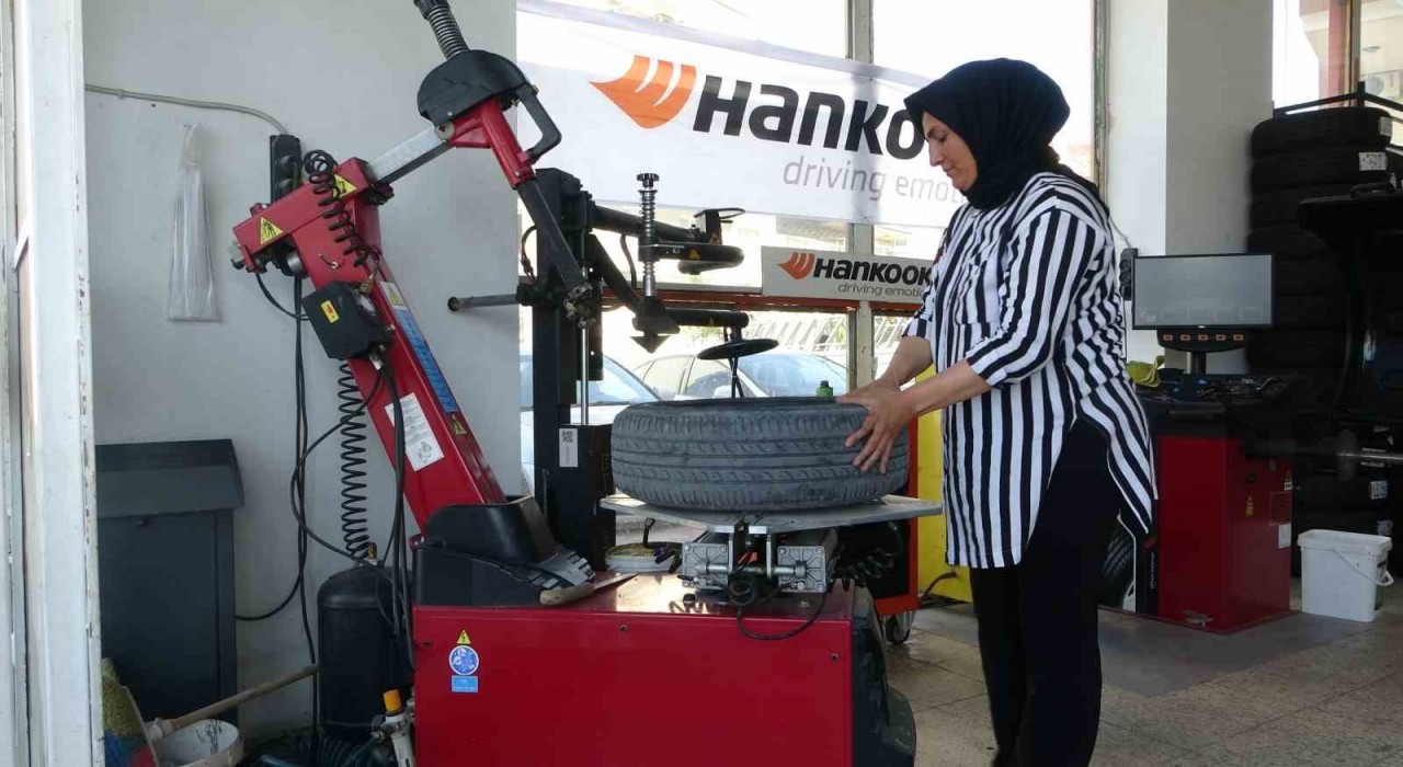 Kadınlar yapamaz diyenlere inat 24 yıldır lastik tamiri yapıyor