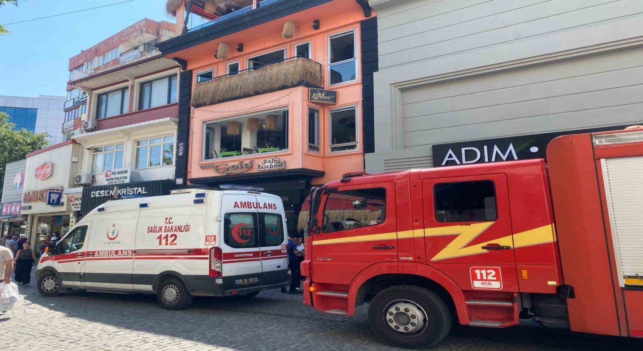 Kafede fritözden çıkan yangın paniğe neden oldu