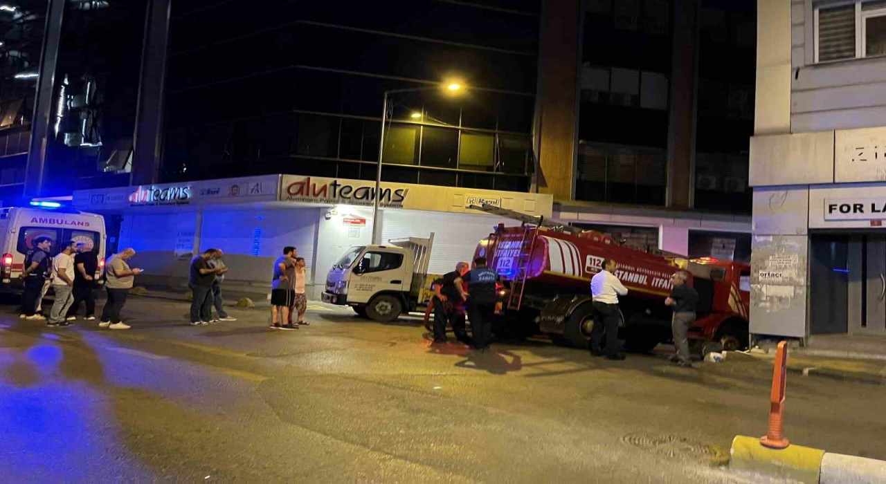 Kağıthanede 5 katlı iş merkezinin çatısında yangın çıktı