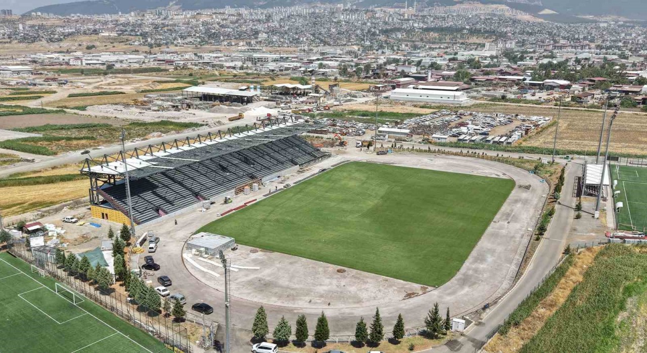 Kahramanmaraşta 4 bin kişilik futbol sahası hızla yapılıyor