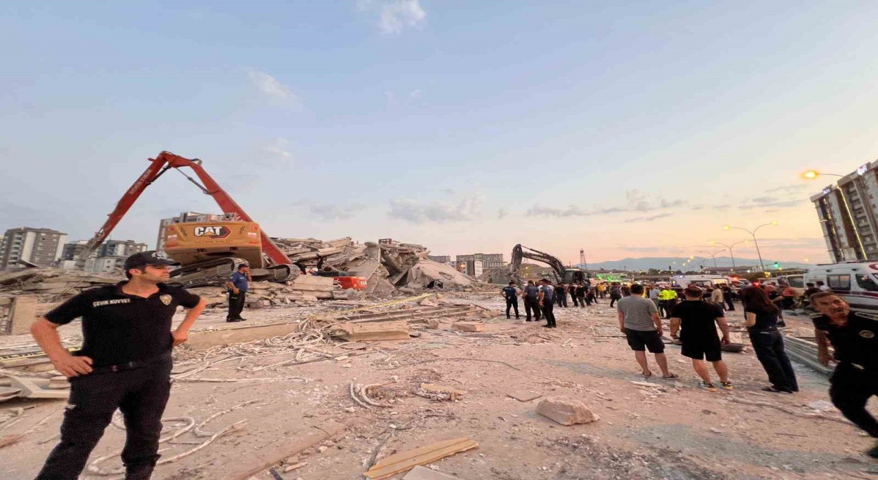 Kahramanmaraşta bina yıkımı sırasında iş makinası operatörü göçük altında kaldı