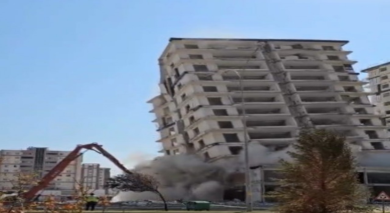 Kahramanmaraşta hasarlı bina böyle yıkıldı