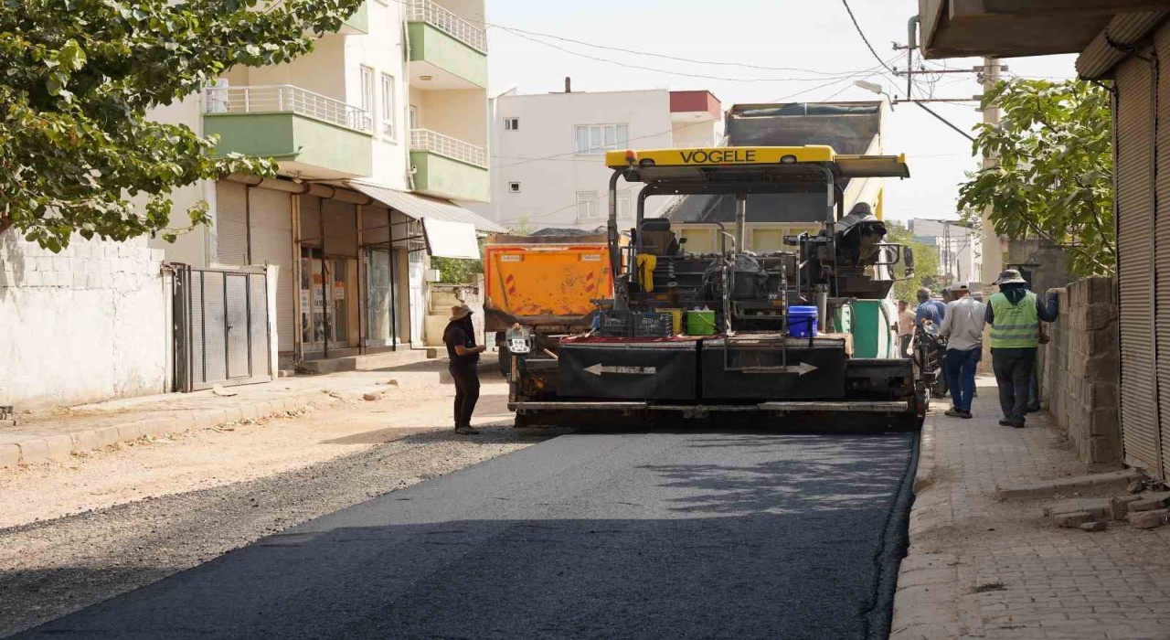 Kahtada sıcak asfalt çalışmalarıyla yollar yenileniyor