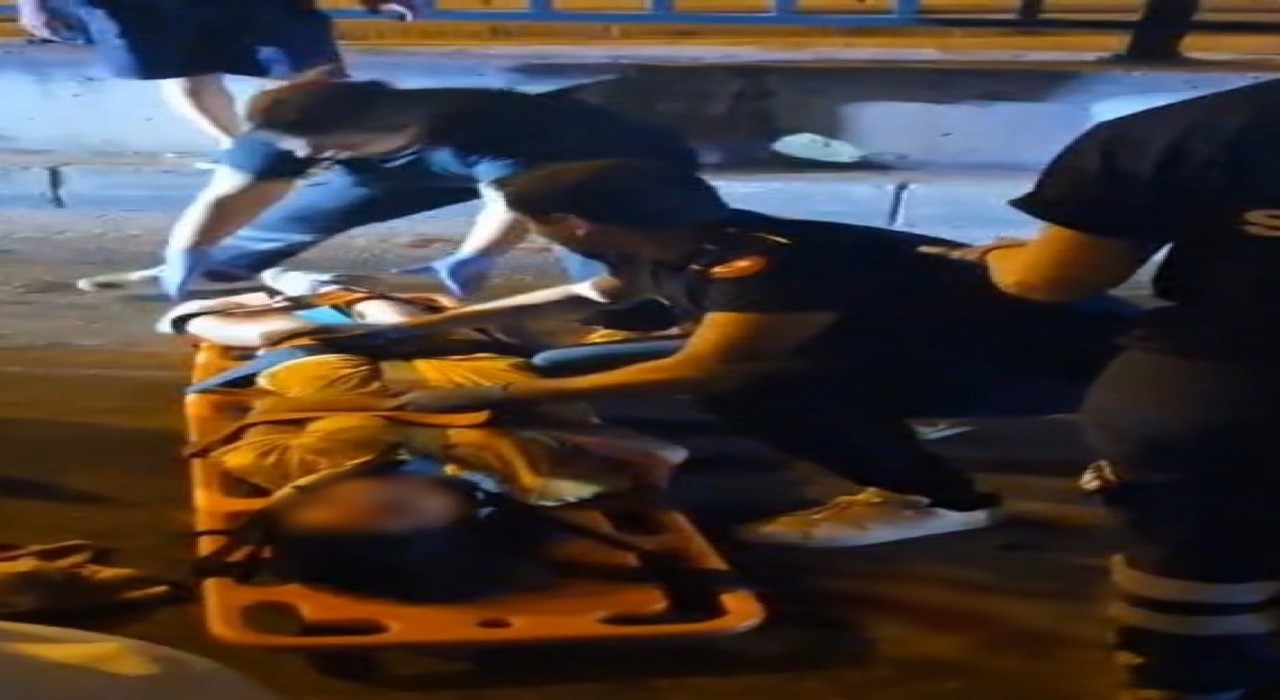 Kaldırıma çarparak yola savruldular: 1i ağır 2 yaralı