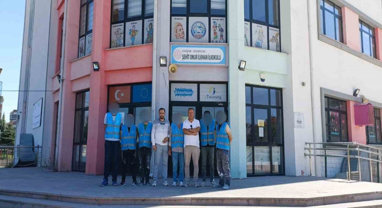 Kamu yararına çalışma yükümlüleri okulları boyayıp temizledi