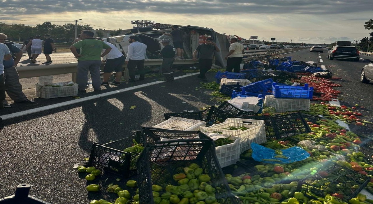 Kamyon bariyerlere saplandı: Sürücü öldü, kasadaki sebzeler yola saçıldı