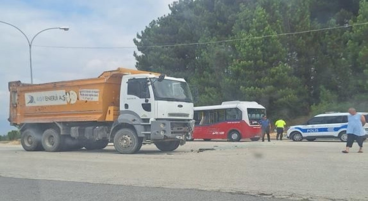 Kamyon ile minibüs çarpıştı 4 kişi yaralandı
