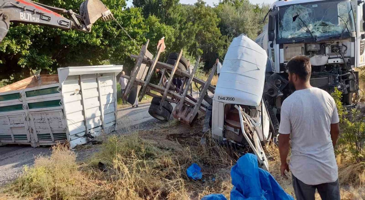 Kamyon ile su tankeri çarpıştı: 4 yaralı