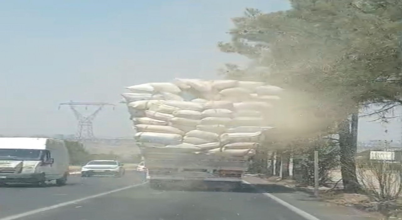 Kamyondan yola dökülen saman trafiği tehlikeye soktu