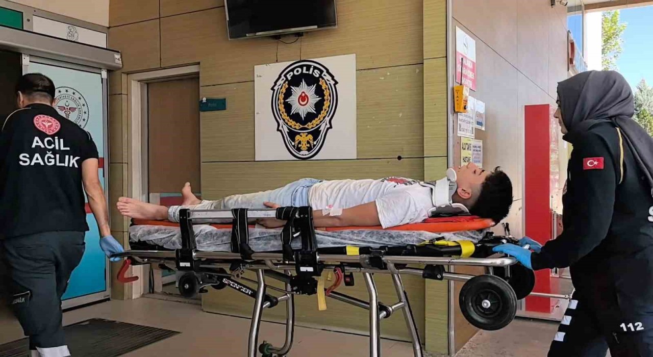 Kamyonet direğe çarptı 3 yaralı