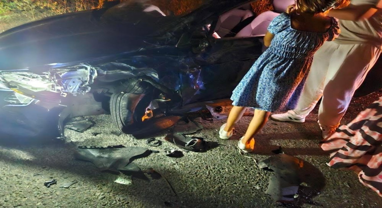 Kamyonet ile otomobil kafa kafa çarpıştı: 1i polis 3 yaralı