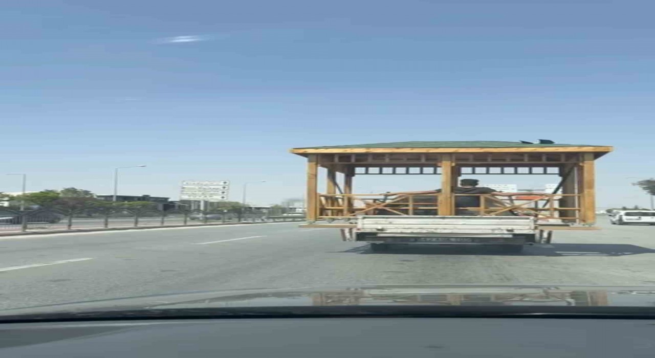 Kamyonet kasasında kamelya keyfi