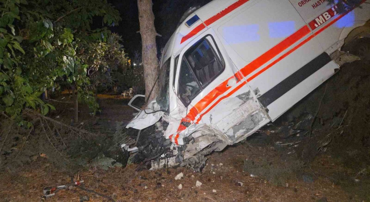 Kamyonetin çarptığı ambulans bahçeye uçtu: 5 yaralı