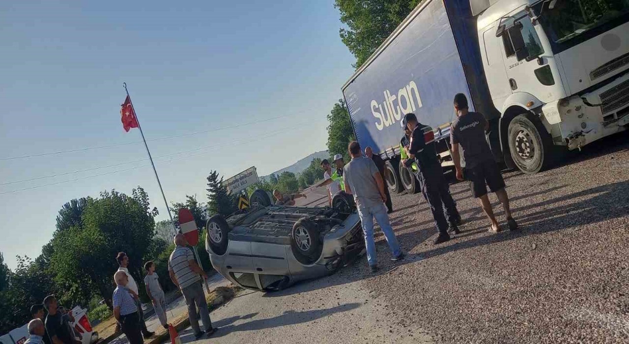 Kamyonla çarpışan otomobil takla attı: 1i çocuk 5 yaralı