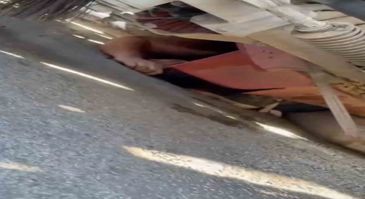 Kamyonun altında kalan motosiklet sürücüsünü kurtarmak için seferber oldular