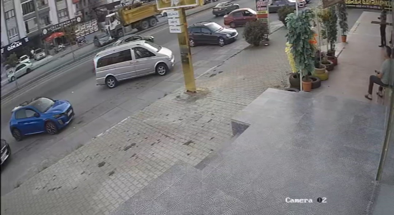 Kamyonun çarptığı otomobilin sürüklendiği kaza kamerada