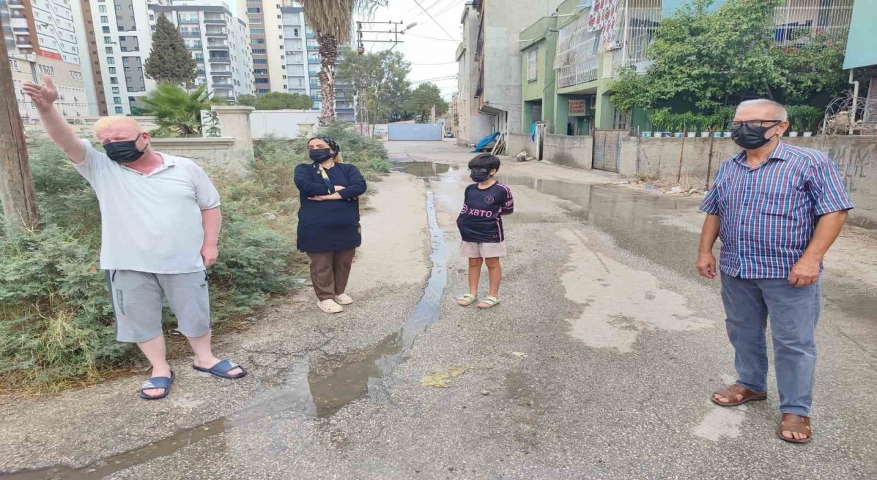 Kanalizasyon taştı, vatandaş sokağa maskesiz çıkamaz hale geldi