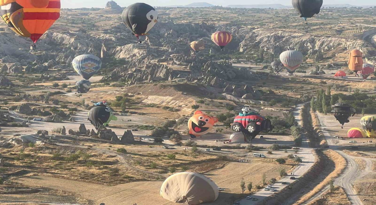 Kapadokyada Balon Festivali başladı: 27 ülkeden 38 balon gökyüzünü süsledi