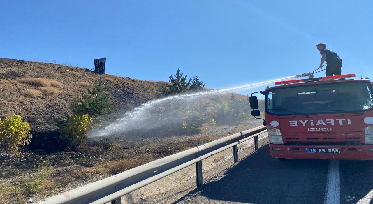 Karabükte yol kenarında çıkan ot yangını söndürüldü