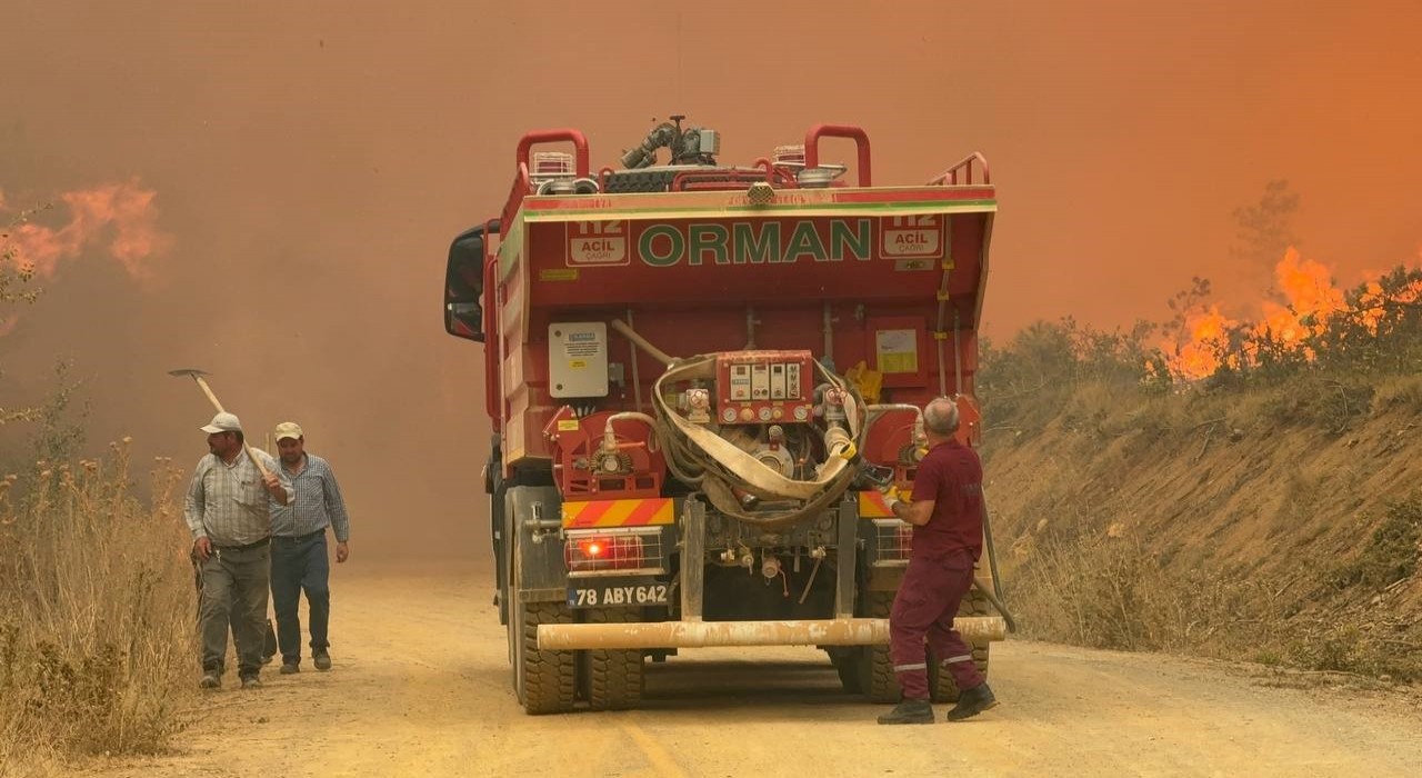 Karabükteki orman yangını rüzgarın etkisiyle büyüyor