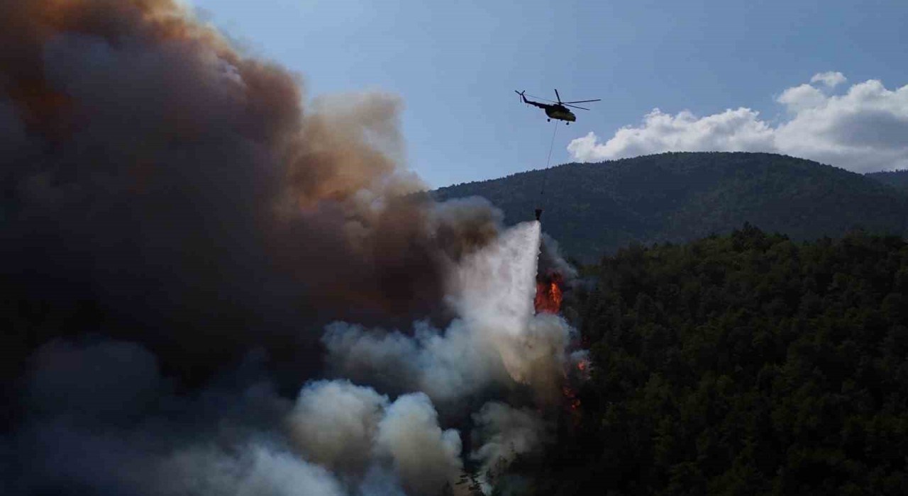 Karabükteki orman yangınına havadan ve karadan müdahale sürüyor