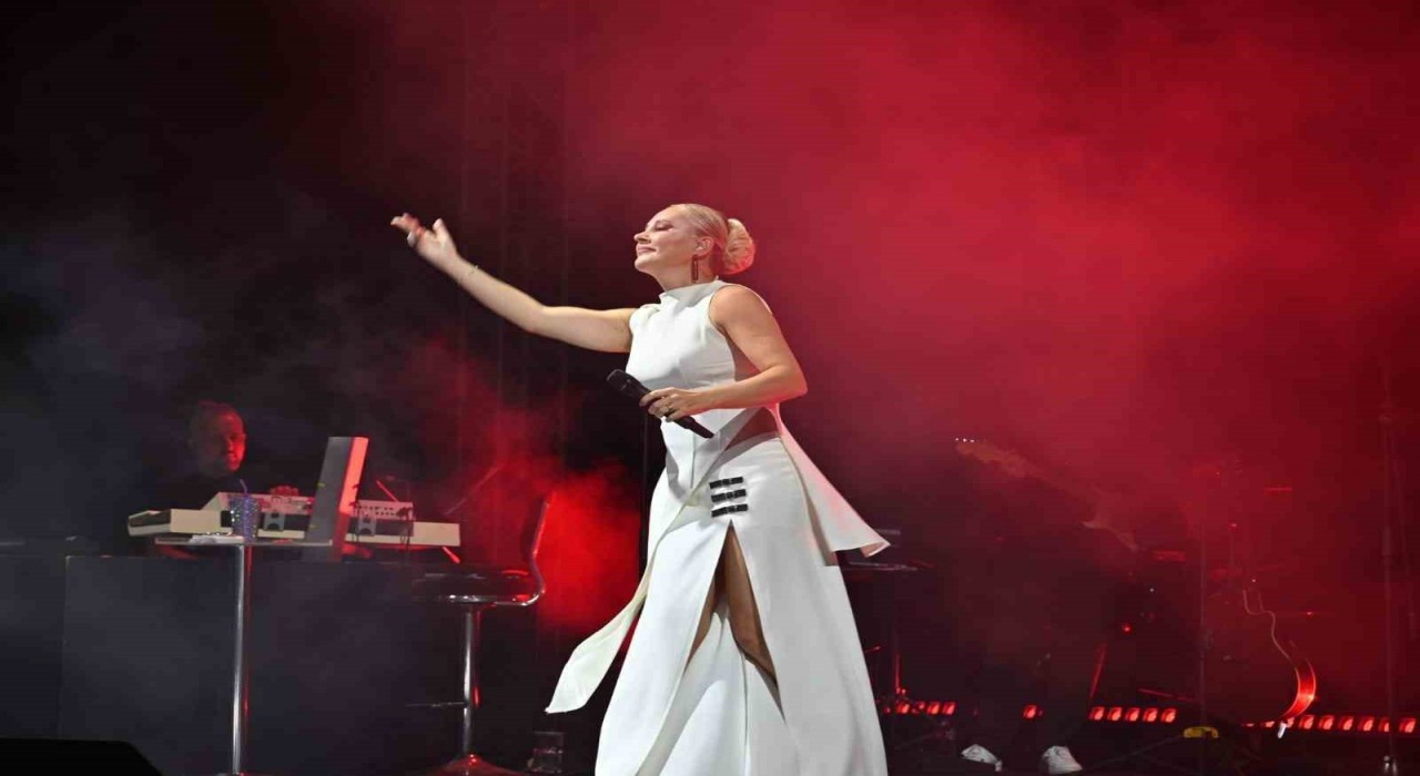 Karacabeyde Funda Arar rüzgarı