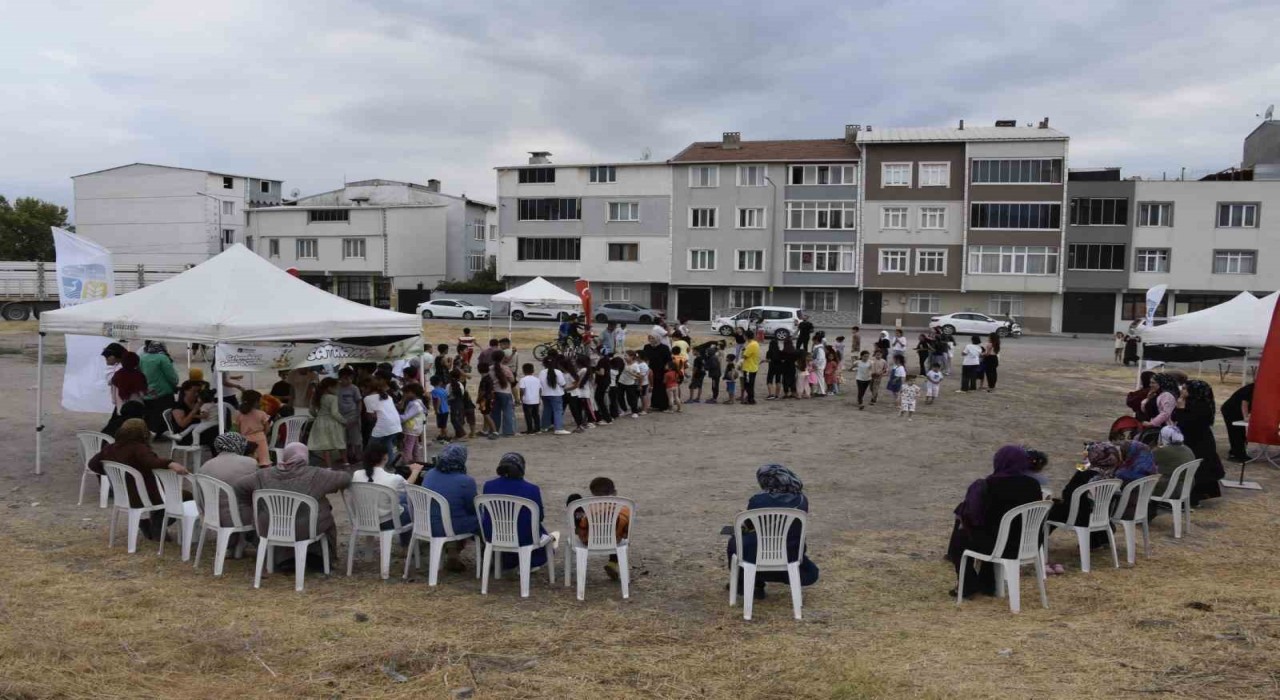 Karacabeyde sokaklar çocukların kahkahalarıyla şenleniyor
