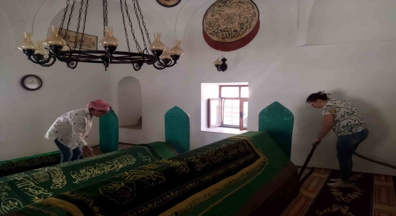 Karacasudaki türbeler temizlendi