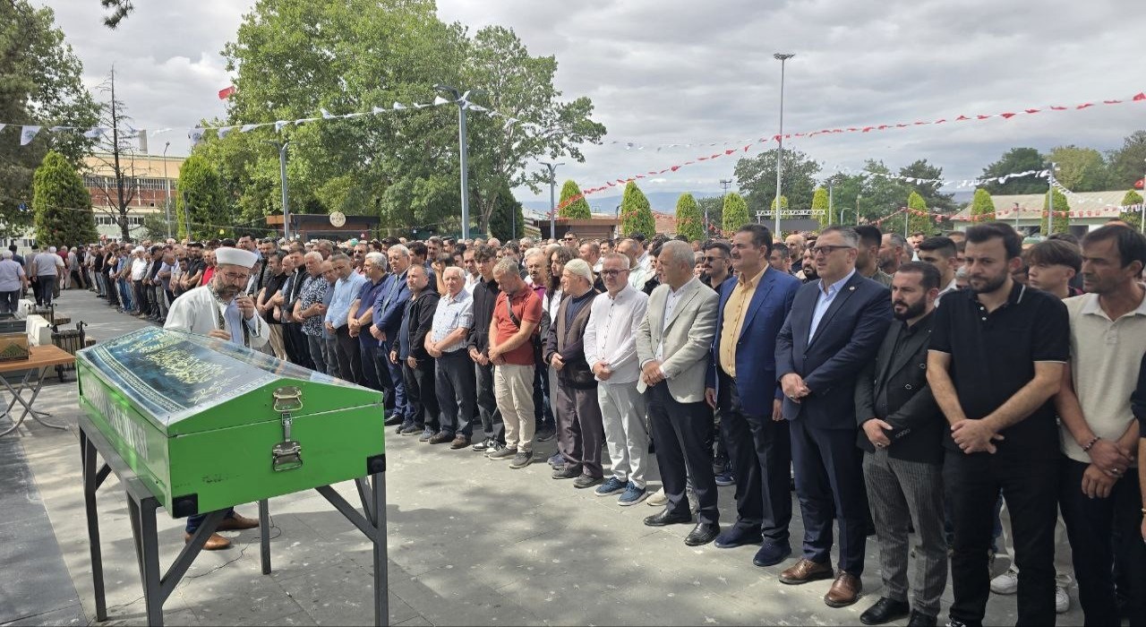 Karadenizde boğulan öğretmen son yolculuğuna uğurlandı