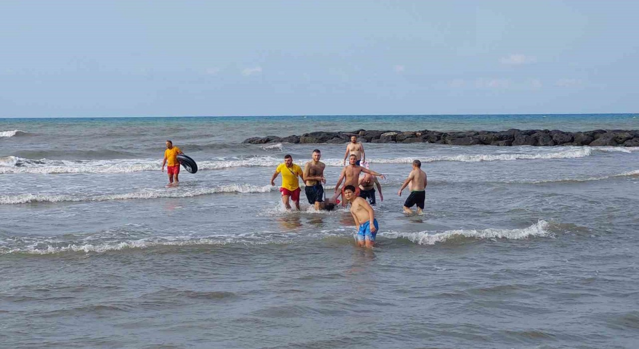Karadenizde can pazarı: 2 arkadaş baygın halde denizden çıkartıldı