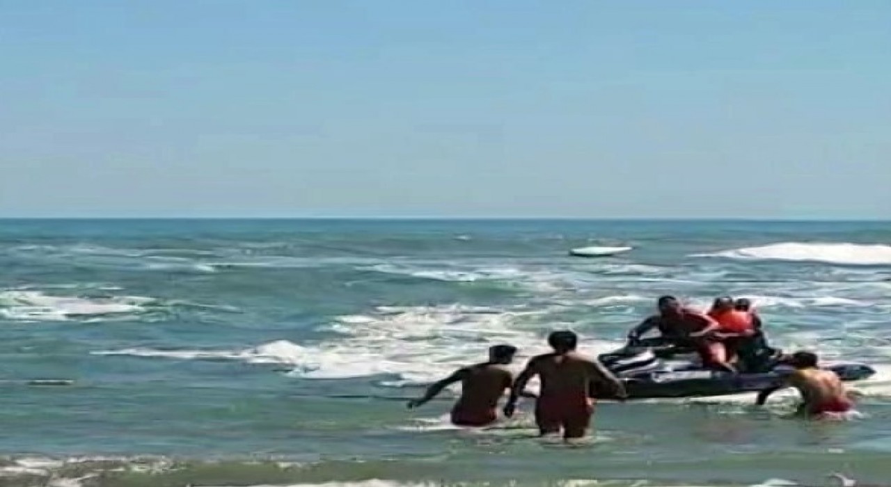 Karadenizde can pazarı: 3 kişi boğulmaktan son anda kurtarıldı