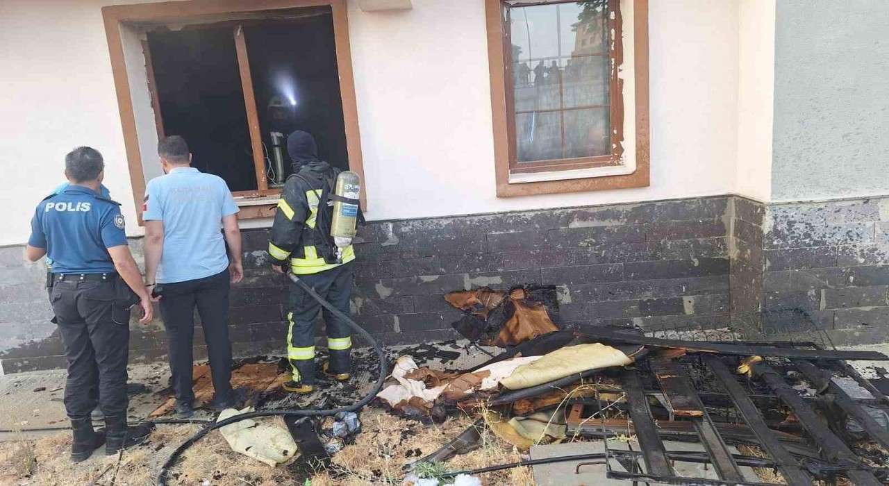 Karamanda apartmanın giriş katındaki dairede çıkan yangın korkuttu