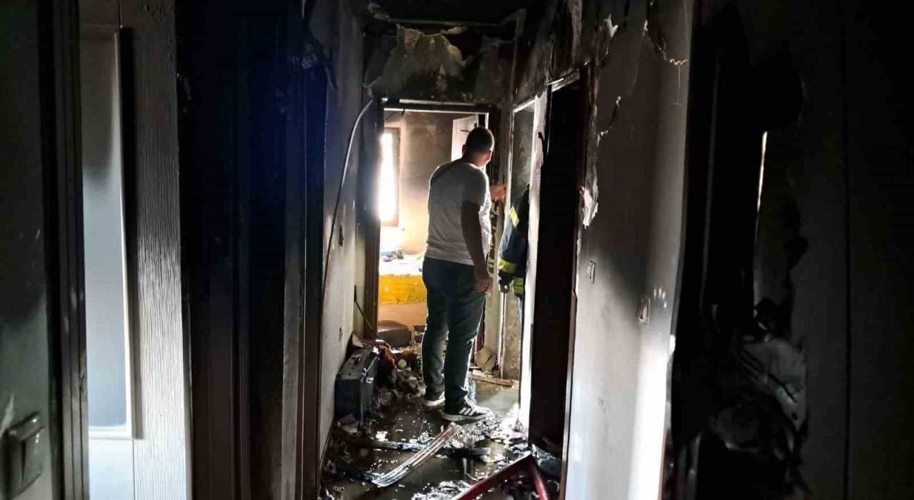 Karamanda apartmanın son katında korkutan yangın