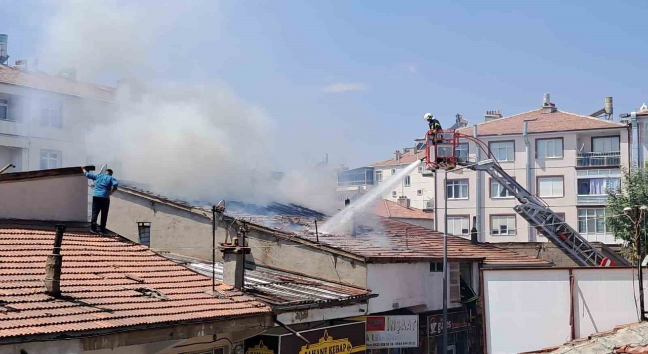 Karamanda çatı yangını korkuttu