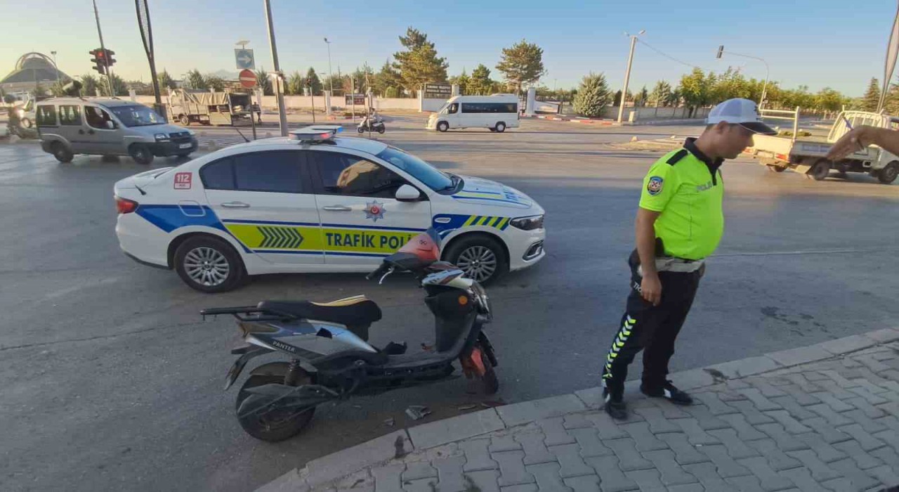 Karamanda elektrikli bisiklet otomobille çarpıştı: 2 yaralı