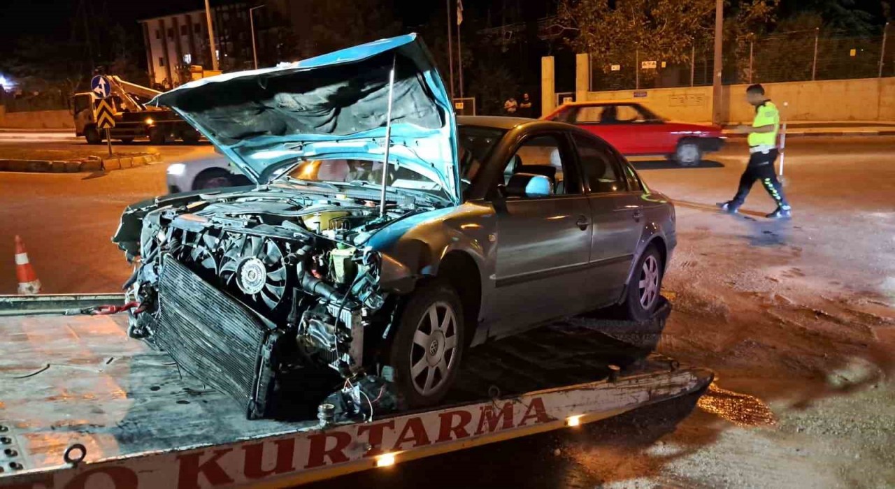 Karamanda hafif ticari araç otomobille çarpıştı: 4 yaralı
