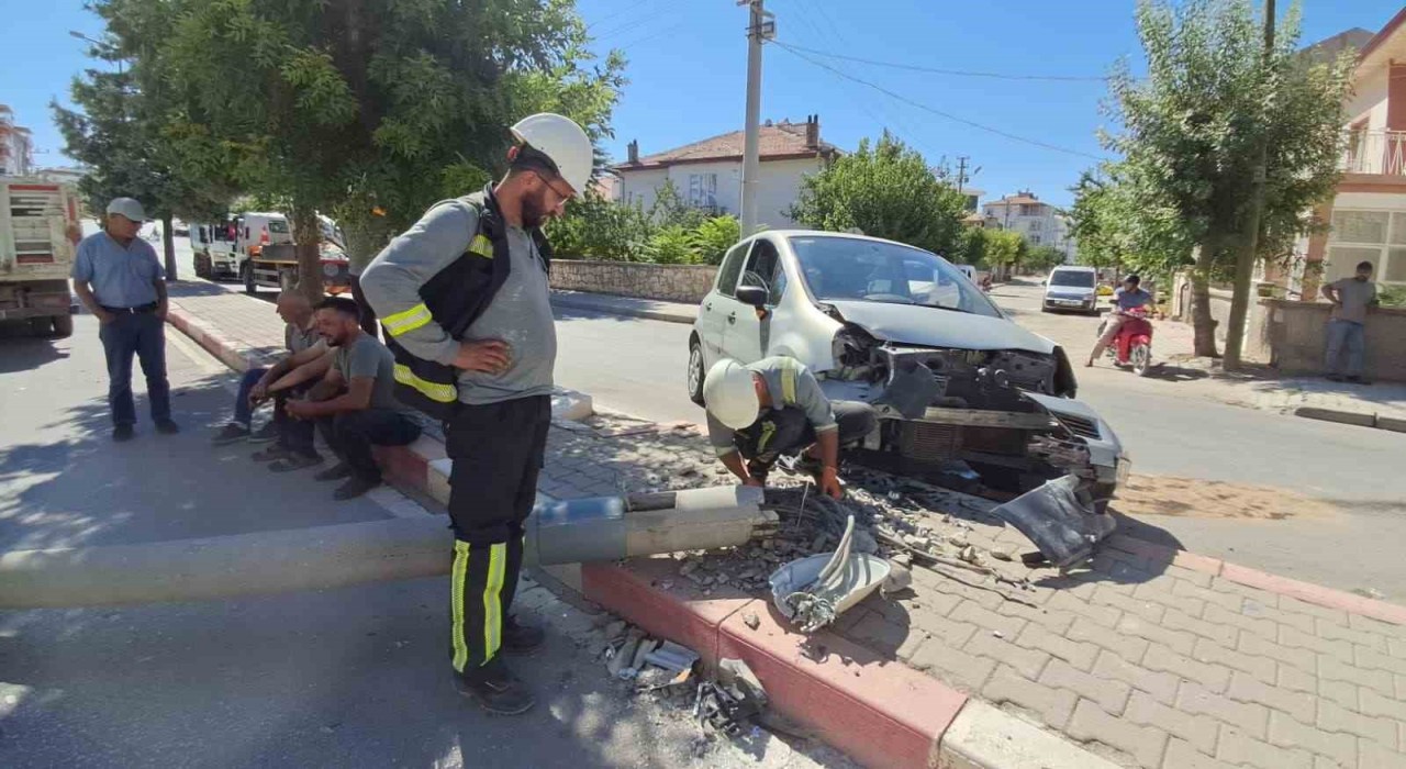 Karamanda kediye çarpmamak için manevra yapan sürücünün otomobili aydınlatma direğini devirdi