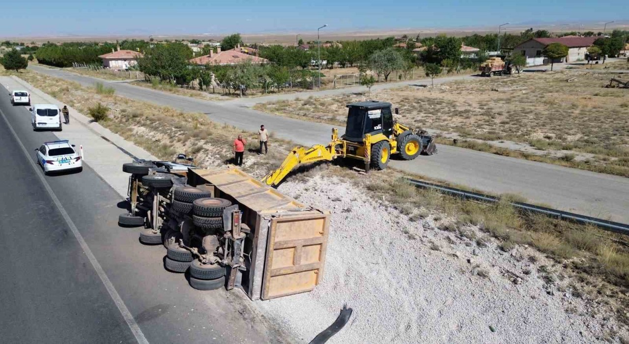Karamanda kontrolden çıkan mıcır yüklü kamyon devrildi: 1 yaralı