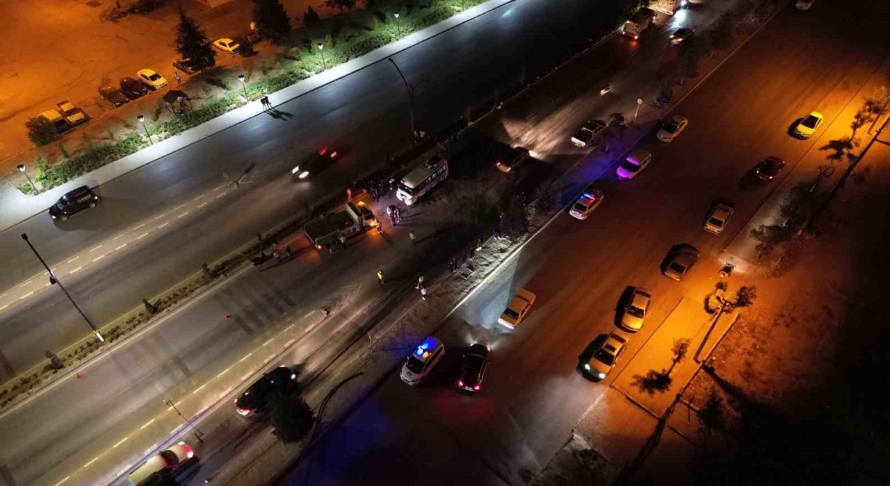 Karamanda kontrolden çıkan minibüs, aydınlatma direği ve ağaçlara çarptı