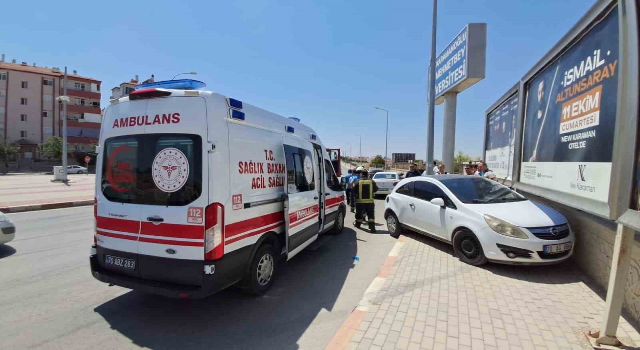 Karamanda kontrolden çıkan otomobil aydınlatma direğine çarptı