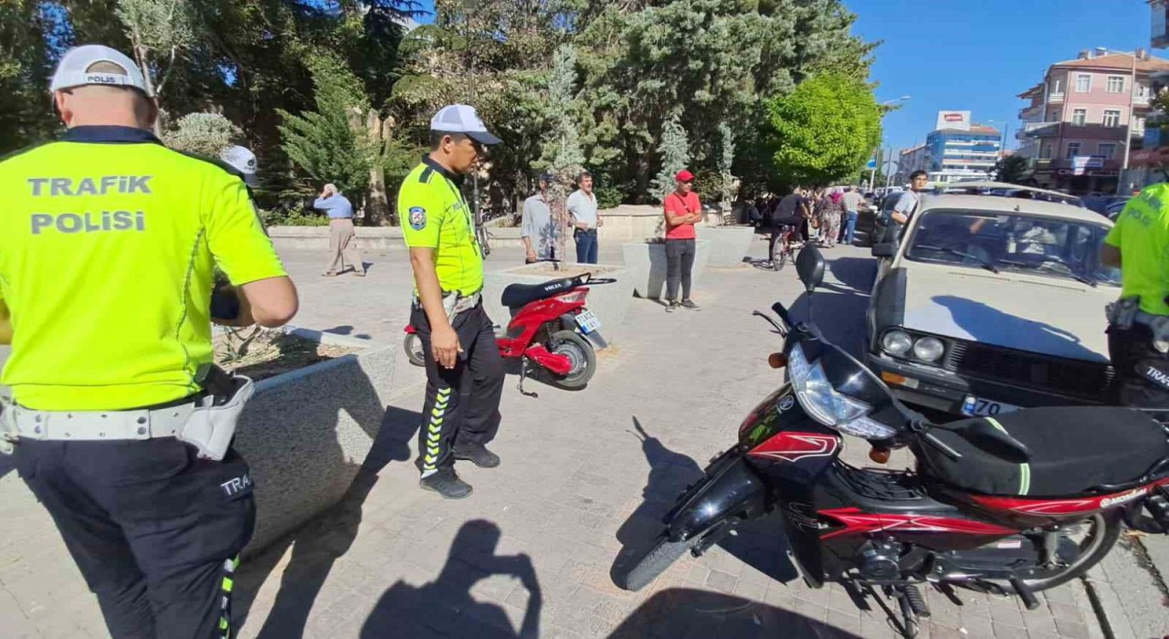 Karamanda motosikletler çarpıştı: 2 yaralı