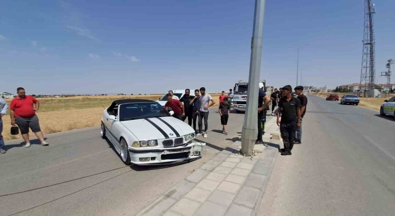 Karamanda otomobil aydınlatma direğine çarptı: 1 yaralı