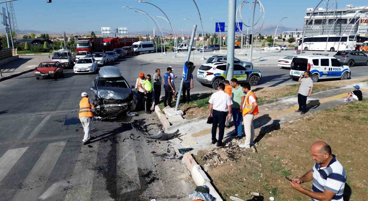 Karamanda otomobil ile VİP minibüs çarpıştı: 6sı Rus, 8 yaralı